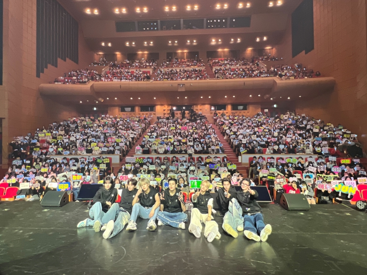 ‘내년 1월 컴백’ 휘브(WHIB), 日 첫 팬 콘서트 성료…2026년 딱 기다려