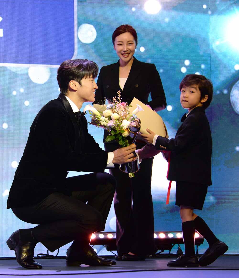 [SW포토]아들에게 축하 꽃다발 받는 LG 박해민